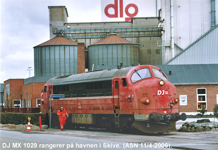 DJ MX 1029 shunts wagons in the harbour of Skive (DK) on 11 April 2006 (photo courtesy and copyright of Allan 
Stvring Nielsen).